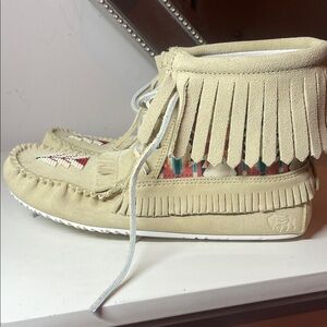 Manitobah Cream Fringed Moccasins size 10